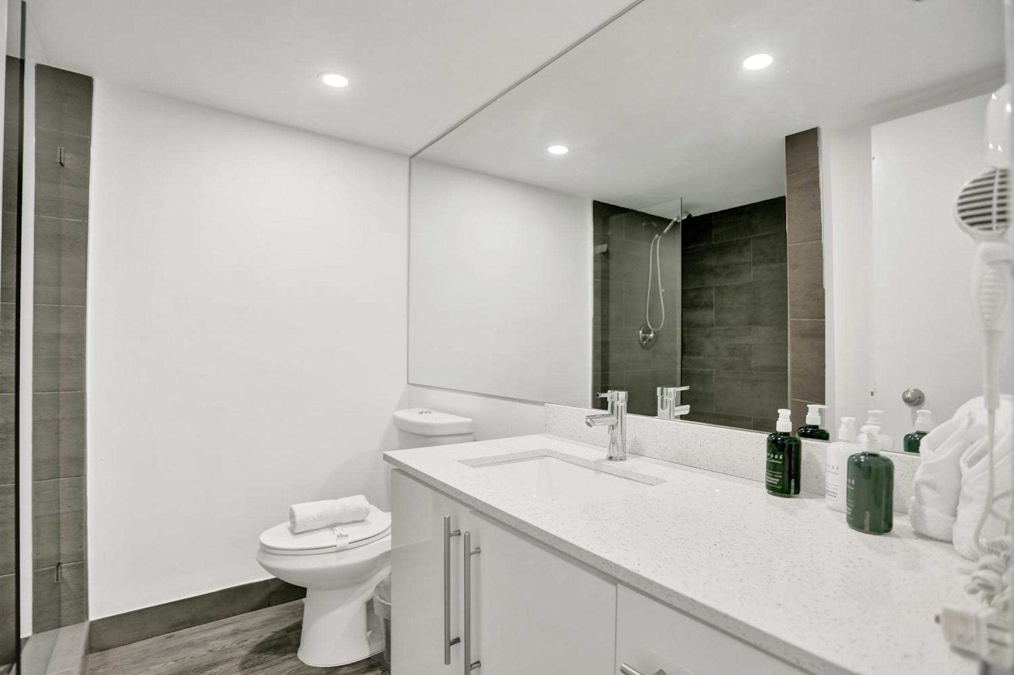 Adorable 2 Bedroom Service 1110 Miami Beach