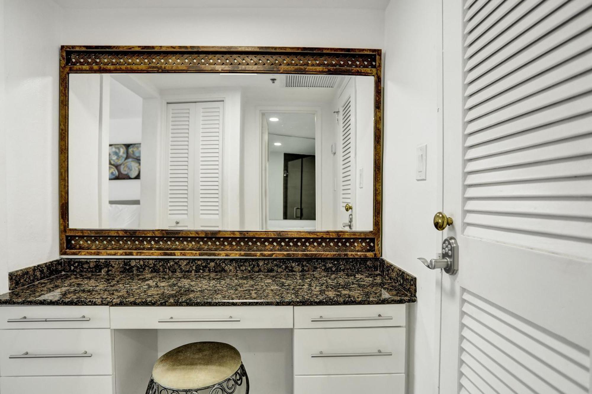 Apartment Adorable 2 Bedroom Service 1110 *