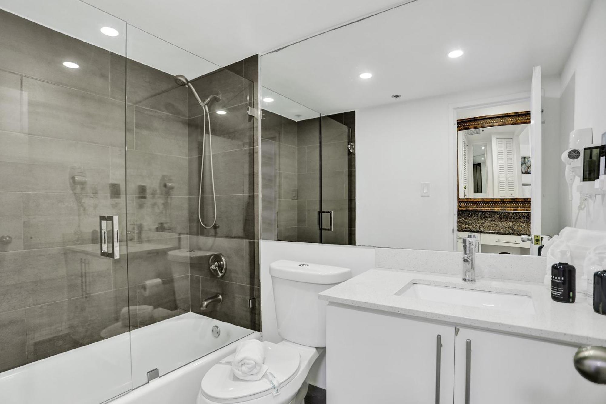 Adorable 2 Bedroom Service 1110